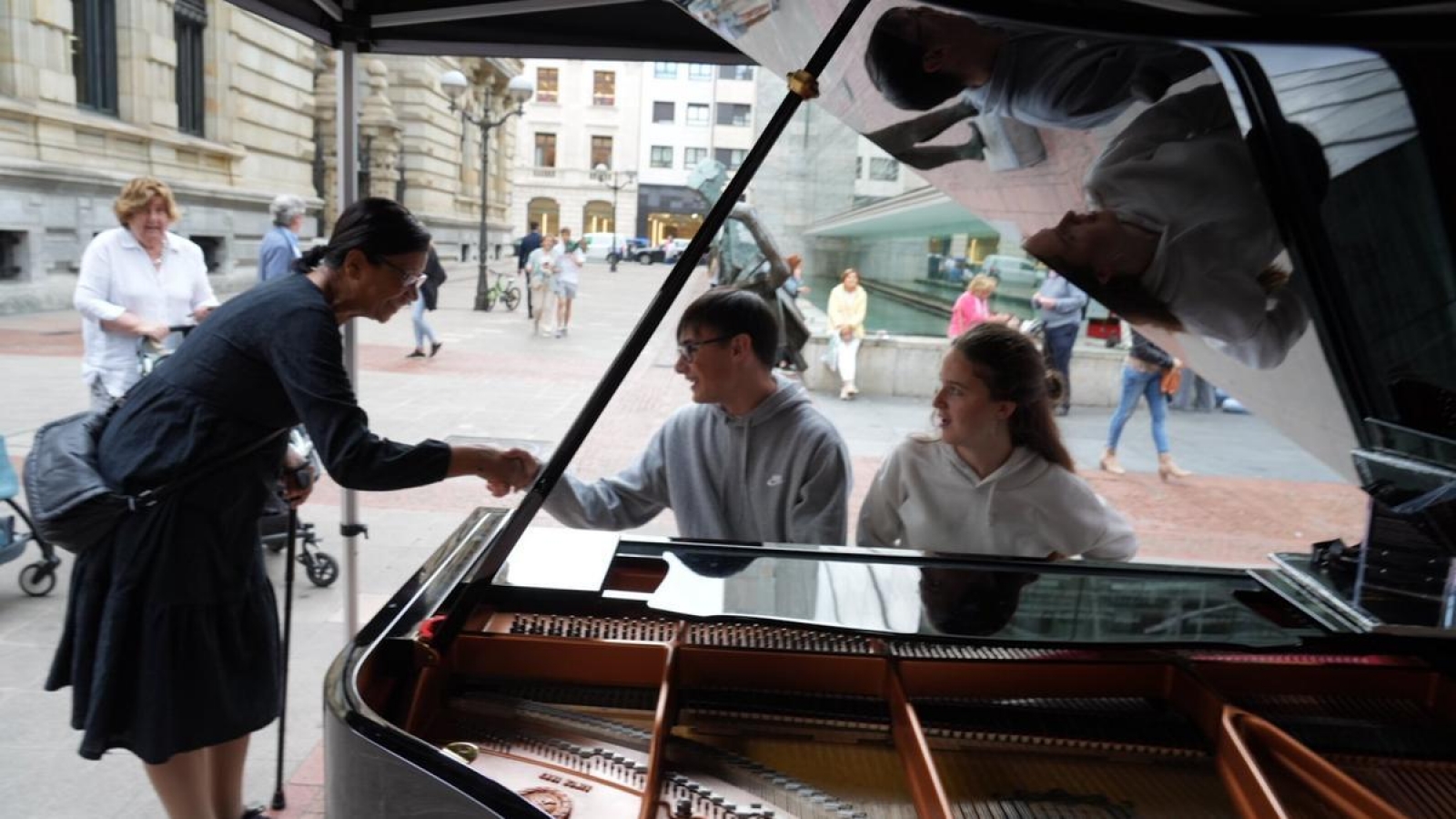 Ocho pianos de cola invaden València