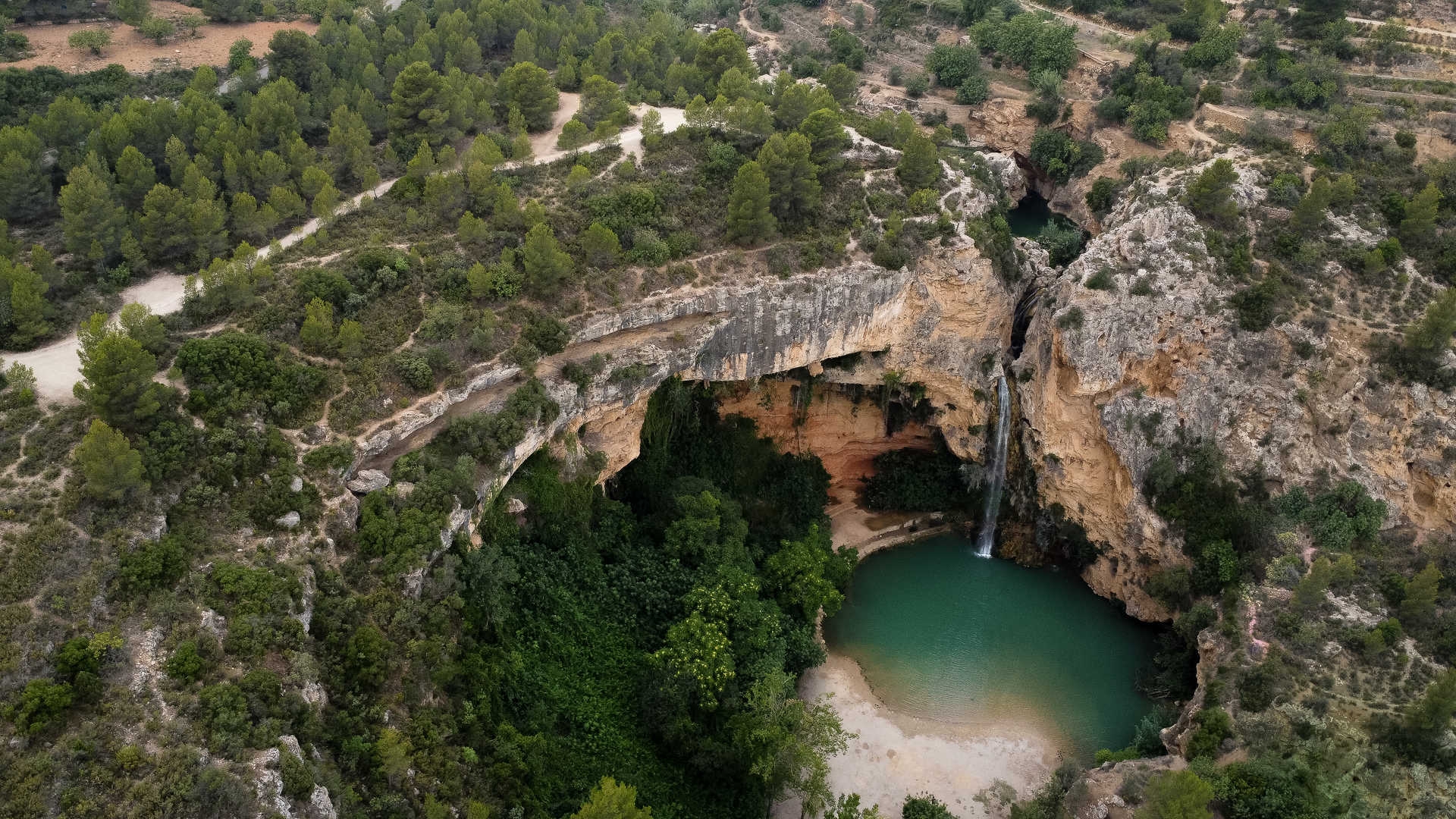 Cascada de 60m en Valencia: Secreto para Descubrir este Otoño