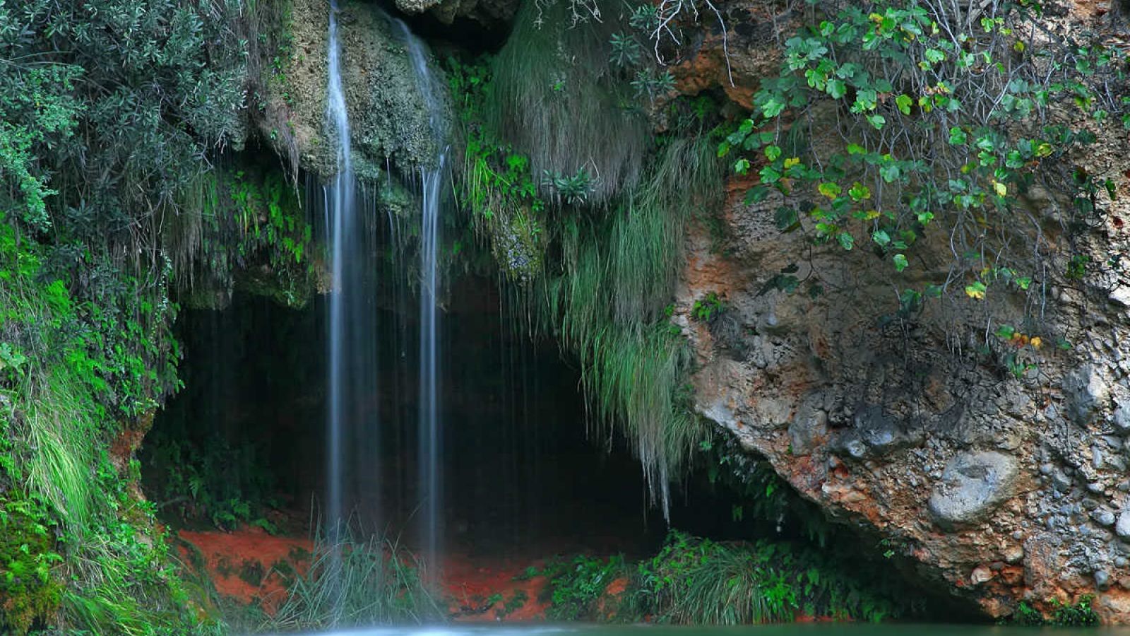 Cascada de 60m en Valencia: Secreto para Descubrir este Otoño