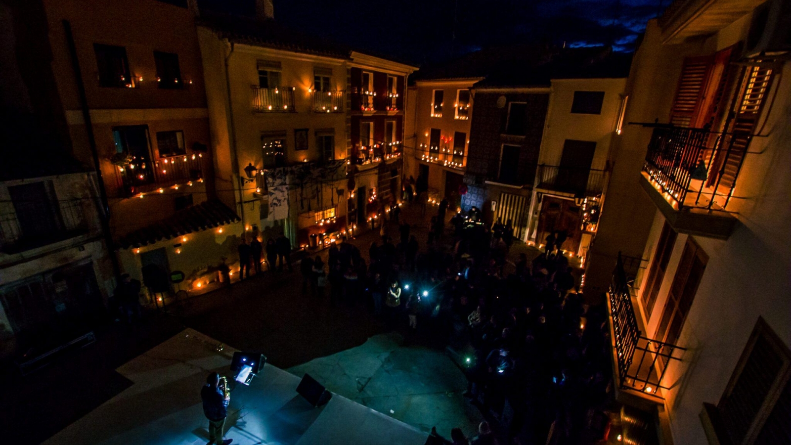Utiel se ilumina con más de 30.000 velas