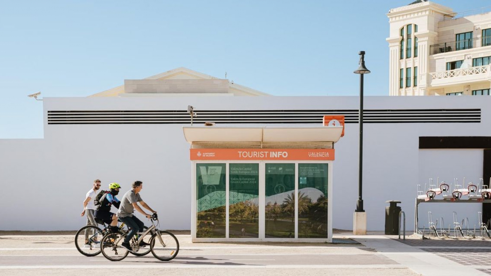 La playa de Las Arenas en València estrenará una nueva oficina de turismo. El nuevo espacio ofrecerá a los visitantes un servicio moderno y sostenible