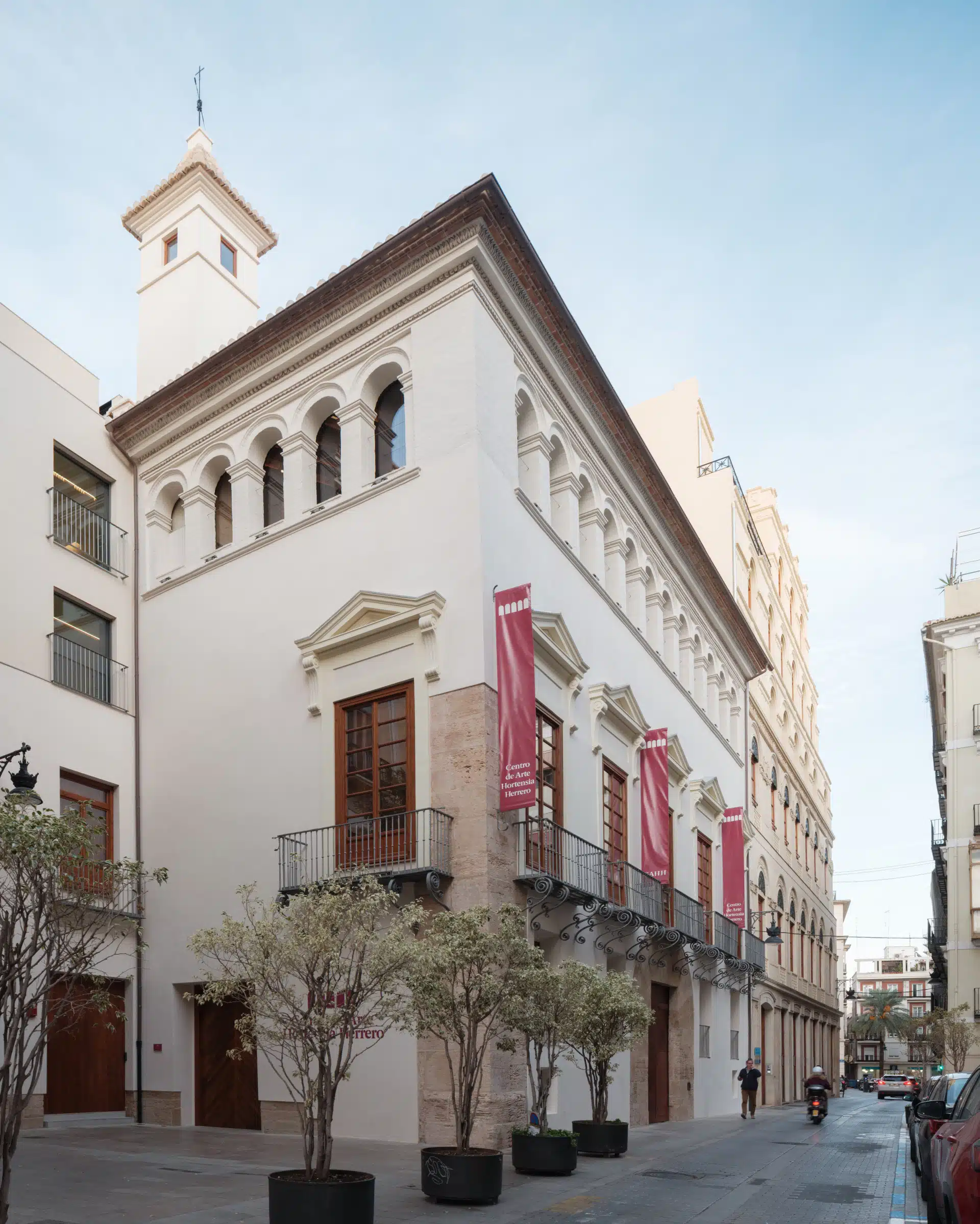 Visita el Centro de Arte Hortensia Herrero al atardecer en una experiencia única